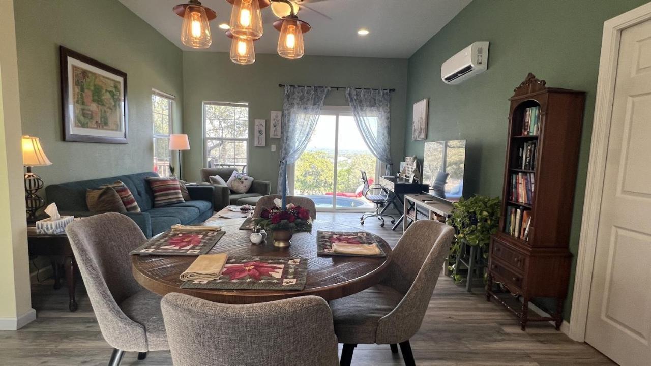 Hill Country Highland'S Bluebonnet Cottage マーブル・フォールズ エクステリア 写真