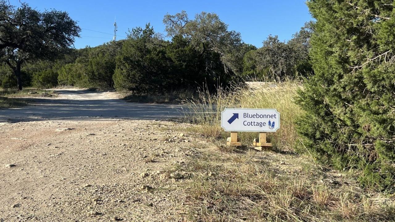 Hill Country Highland'S Bluebonnet Cottage マーブル・フォールズ エクステリア 写真